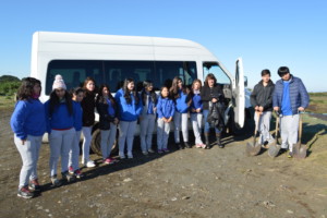 Alumnos en Playa Porma. Llegada preparados para realizar la investigación.