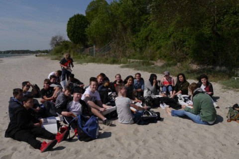 Die Probennahme des Johannes-Brahms-Gymnasiums aus Hamburg am Strand von Sierksdorf