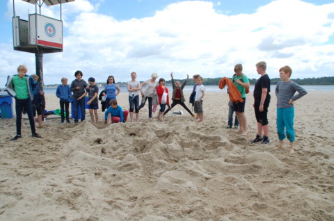 Probennahme der 6a der Lernwerft am 6.7. am Falckensteiner Strand in Kiel